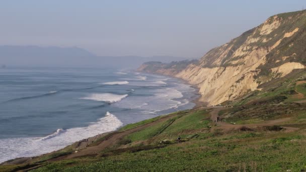 Volare Scogliere Oceano Lungo Autostrada Uno California — Video Stock