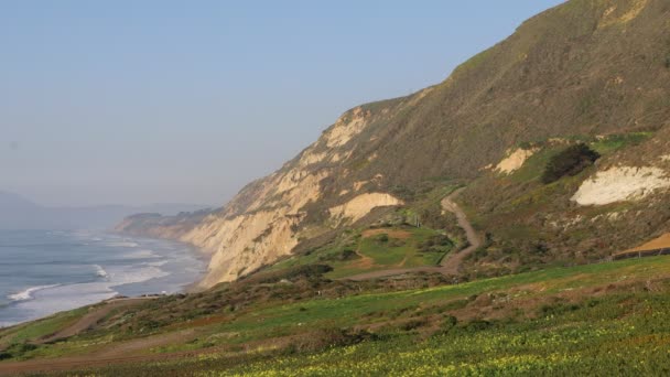 Voando Sobre Penhascos Oceano Longo Estrada Califórnia — Vídeo de Stock