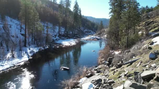 Kışın Kaliforniya Tahoe Gölü Nde Bir Nehrin Üzerinde Uçmak — Stok video