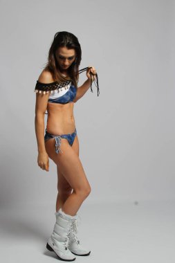 Bikinili bir kızın fotoğrafı.