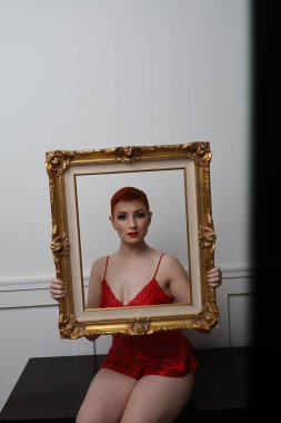 Güzel beyaz bir mankenin yatak odasındaki iç çamaşırlı fotoğrafı.