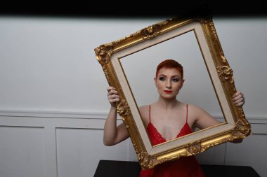 Güzel beyaz bir mankenin yatak odasındaki iç çamaşırlı fotoğrafı.