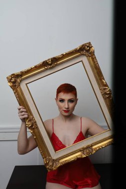 Güzel beyaz bir mankenin yatak odasındaki iç çamaşırlı fotoğrafı.