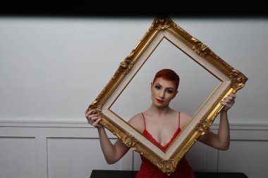 Güzel beyaz bir mankenin yatak odasındaki iç çamaşırlı fotoğrafı.