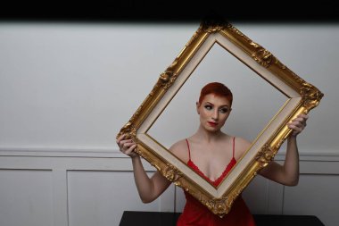 Güzel beyaz bir mankenin yatak odasındaki iç çamaşırlı fotoğrafı.