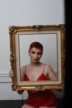 Güzel beyaz bir mankenin yatak odasındaki iç çamaşırlı fotoğrafı.