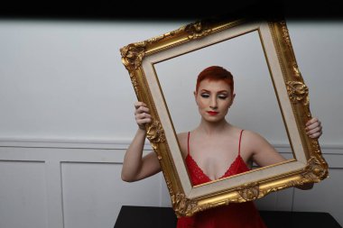 Güzel beyaz bir mankenin yatak odasındaki iç çamaşırlı fotoğrafı.