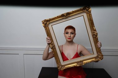 Güzel beyaz bir mankenin yatak odasındaki iç çamaşırlı fotoğrafı.