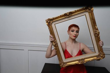 Güzel beyaz bir mankenin yatak odasındaki iç çamaşırlı fotoğrafı.