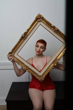 Güzel beyaz bir mankenin yatak odasındaki iç çamaşırlı fotoğrafı.