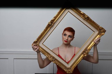 Güzel beyaz bir mankenin yatak odasındaki iç çamaşırlı fotoğrafı.