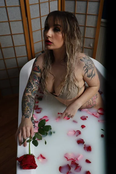 Photo Beautiful White Model Sitting Tub Milk Water Rose Petals — Foto Stock
