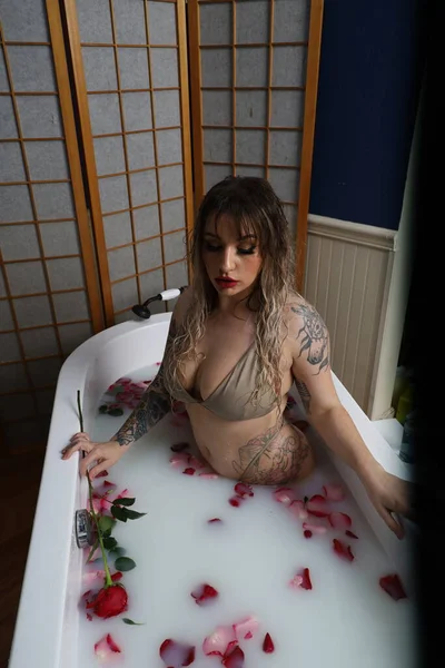 Photo Beautiful White Model Sitting Tub Milk Water Rose Petals — Fotografia de Stock