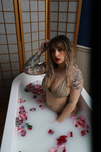 Photo Beautiful White Model Sitting Tub Milk Water Rose Petals — Stock Photo, Image