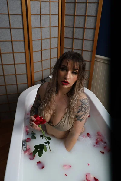 Photo Beautiful White Model Sitting Tub Milk Water Rose Petals — ストック写真