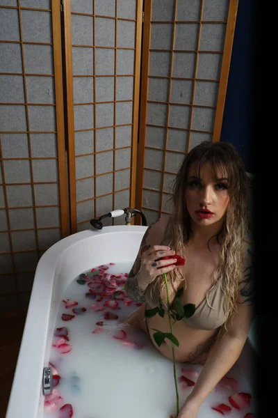Photo Beautiful White Model Sitting Tub Milk Water Rose Petals — Foto Stock