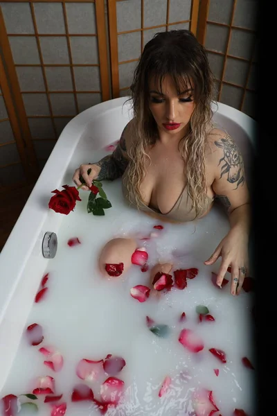 Photo Beautiful White Model Sitting Tub Milk Water Rose Petals — Foto de Stock