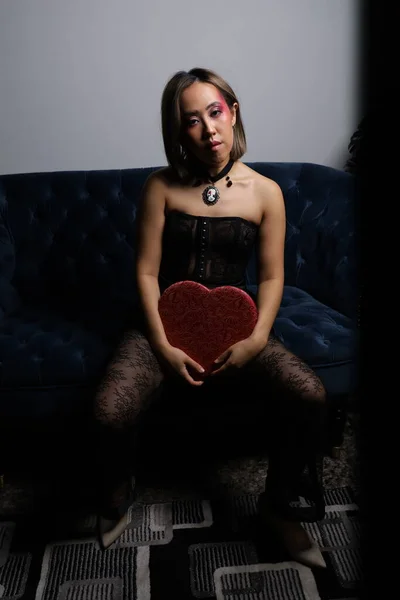 Photo Shoot Beautiful Vietnamese Model Sofa Red Heart Black Lace — Zdjęcie stockowe