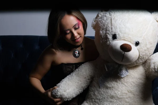 Sesión Fotos Una Hermosa Modelo Vietnamita Sofá Con Oso Peluche —  Fotos de Stock