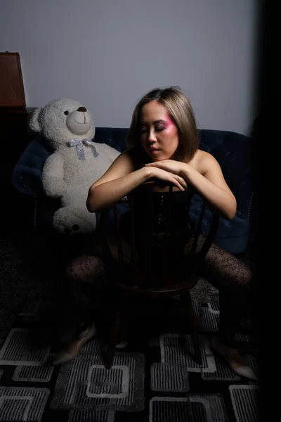 Photo Shoot Beautiful Vietnamese Model Couch Teddy Bear — Foto Stock