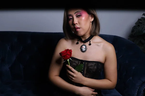 Sesión Fotos Una Hermosa Modelo Vietnamita Sosteniendo Una Rosa Sentada —  Fotos de Stock