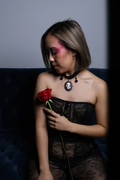 Servizio Fotografico Una Bella Modella Vietnamita Con Mano Una Rosa — Foto Stock