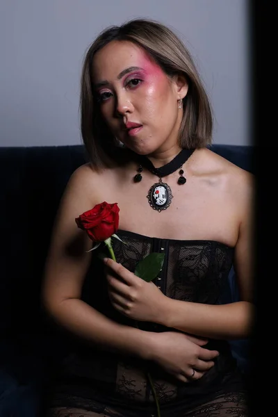 Photo Shoot Beautiful Vietnamese Model Holding Rose Sitting Couch — Foto Stock