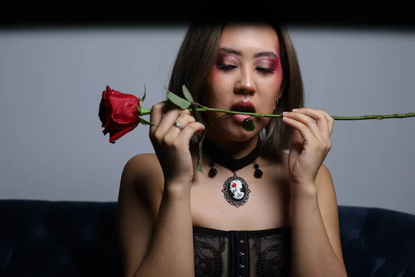 Servizio Fotografico Una Bella Modella Vietnamita Con Mano Una Rosa — Foto Stock