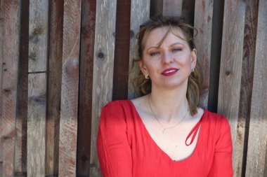 Gölün kenarındaki parkta güzel bir Rus kadının fotoğrafı.