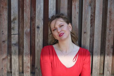 Gölün kenarındaki parkta güzel bir Rus kadının fotoğrafı.