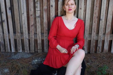 Gölün kenarındaki parkta güzel bir Rus kadının fotoğrafı.