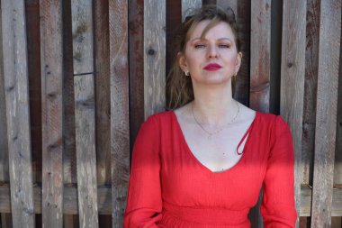 Gölün kenarındaki parkta güzel bir Rus kadının fotoğrafı.