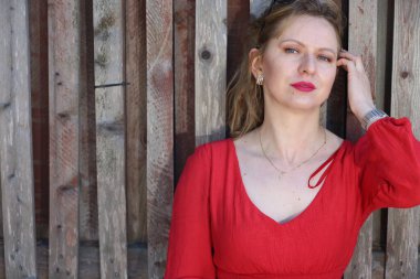 Gölün kenarındaki parkta güzel bir Rus kadının fotoğrafı.