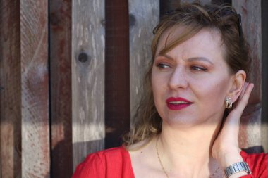 Gölün kenarındaki parkta güzel bir Rus kadının fotoğrafı.