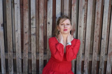 Gölün kenarındaki parkta güzel bir Rus kadının fotoğrafı.