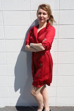 Gölün kenarındaki parkta güzel bir Rus kadının fotoğrafı.