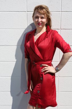 Gölün kenarındaki parkta güzel bir Rus kadının fotoğrafı.