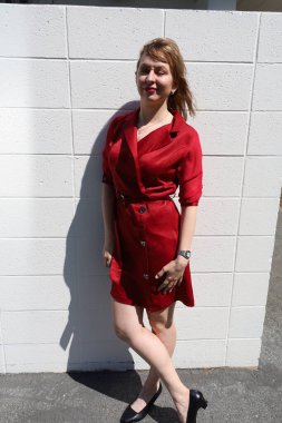 Gölün kenarındaki parkta güzel bir Rus kadının fotoğrafı.