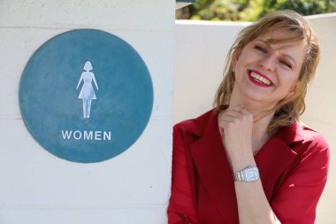 Gölün kenarındaki parkta güzel bir Rus kadının fotoğrafı.