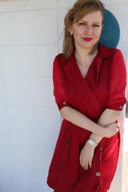 Gölün kenarındaki parkta güzel bir Rus kadının fotoğrafı.