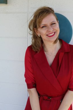 Gölün kenarındaki parkta güzel bir Rus kadının fotoğrafı.