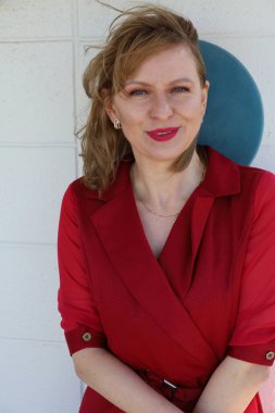 Gölün kenarındaki parkta güzel bir Rus kadının fotoğrafı.