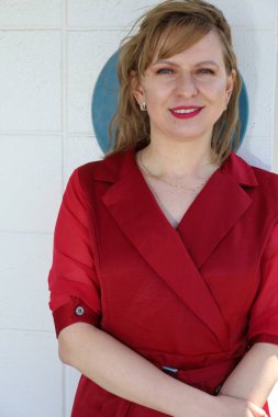 Gölün kenarındaki parkta güzel bir Rus kadının fotoğrafı.