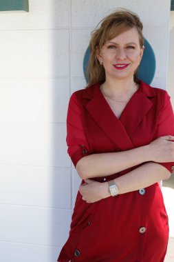 Gölün kenarındaki parkta güzel bir Rus kadının fotoğrafı.