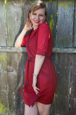 Gölün kenarındaki parkta güzel bir Rus kadının fotoğrafı.