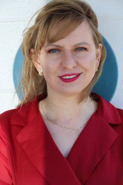 Gölün kenarındaki parkta güzel bir Rus kadının fotoğrafı.