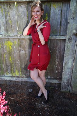 Gölün kenarındaki parkta güzel bir Rus kadının fotoğrafı.