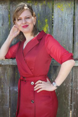 Gölün kenarındaki parkta güzel bir Rus kadının fotoğrafı.