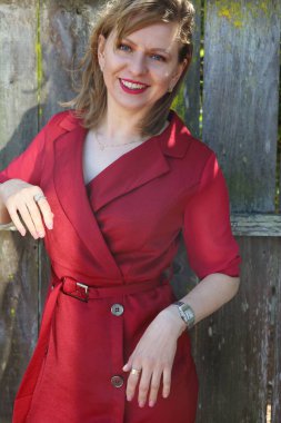 Gölün kenarındaki parkta güzel bir Rus kadının fotoğrafı.