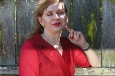 Gölün kenarındaki parkta güzel bir Rus kadının fotoğrafı.